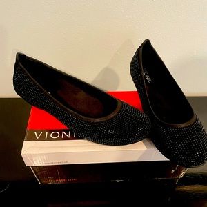 NWT Vionic Spark Flats